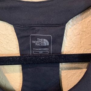 Women’s North Face top